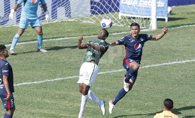 El colombiano Santiago Córdoba en la disputa de la pelota con el zaguero Denil Maldonado. Foto Neptalí Romero.