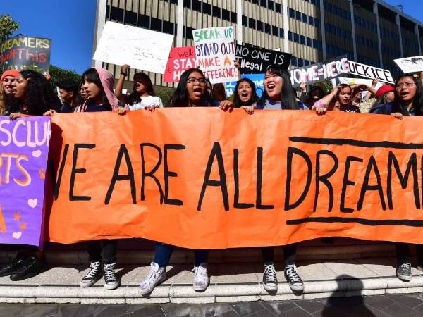 Los jóvenes indocumentados protegidos de la deportación por DACA podrán acceder a cobertura médica en EEUU.