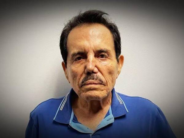 Tras más de cuatro décadas liderando redes de narcotráfico internacionales, Ismael 'El Mayo' Zambada se ha declarado culpable hoy de dos de los principales cargos que pesaban sobre él en un tribunal federal de Nueva York, lo que supone la caída definitiva del cerebro en la sombra del Cartel de Sinaloa.