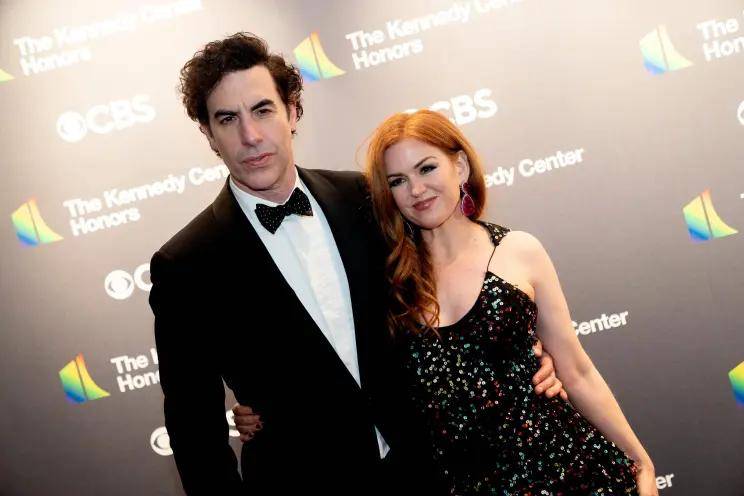 La noticia fue un shock para los fanáticos, y muchos inundaron las redes sociales para expresar su incredulidad por el anuncio. Un fan escribió en X: “Es triste escuchar sobre Sacha Baron Cohen e Isla Fisher. Las relaciones pueden ser desafiantes, pero espero que ambos encuentren paz y felicidad en el futuro”. 