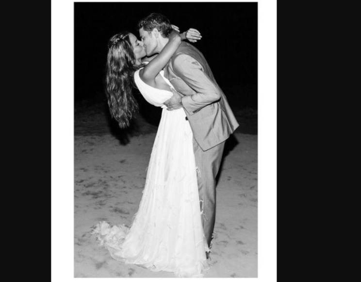 Al siguiente mes, hicieron oficial su amor en Instagram en una boda en los Hamptons, a la que también asistieron la ex estrella de ‘Gossip Girl’ Jessica Szohr y la coprotagonista de Paul, Nina Dobrev.