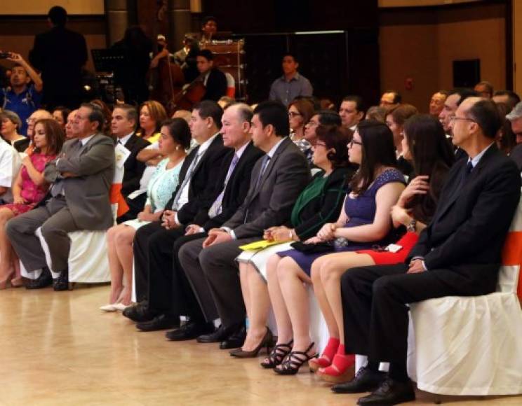 Familiares y compañeros de labores de la galardonada estuvieron presentes en la ceremonia de entrega del premio Álvaro Contreras.