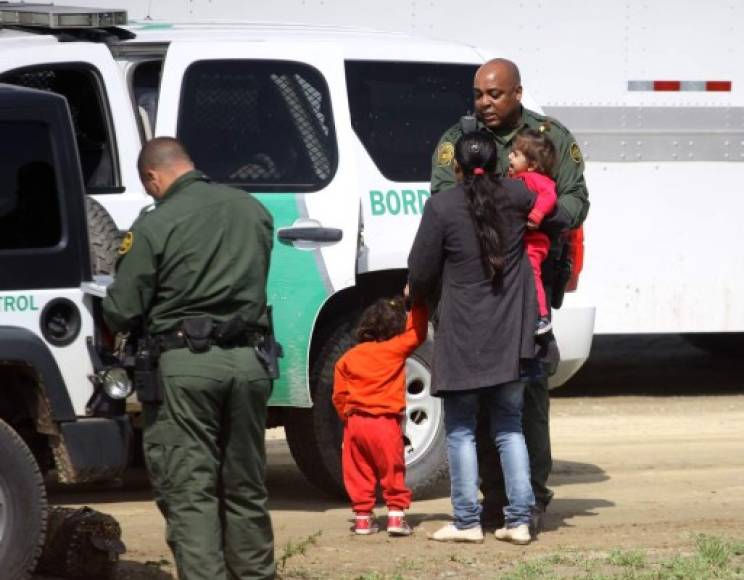 La familia fue detenida e iniciará su proceso para determinar si son deportados o, en caso de que soliciten asilo, deberán defender su caso frente a una corte migratoria.