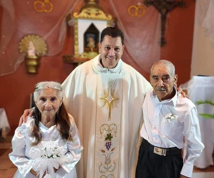 Este viejo loco, enfermo mental: Padre critica libro 'El Golpe 28-J'