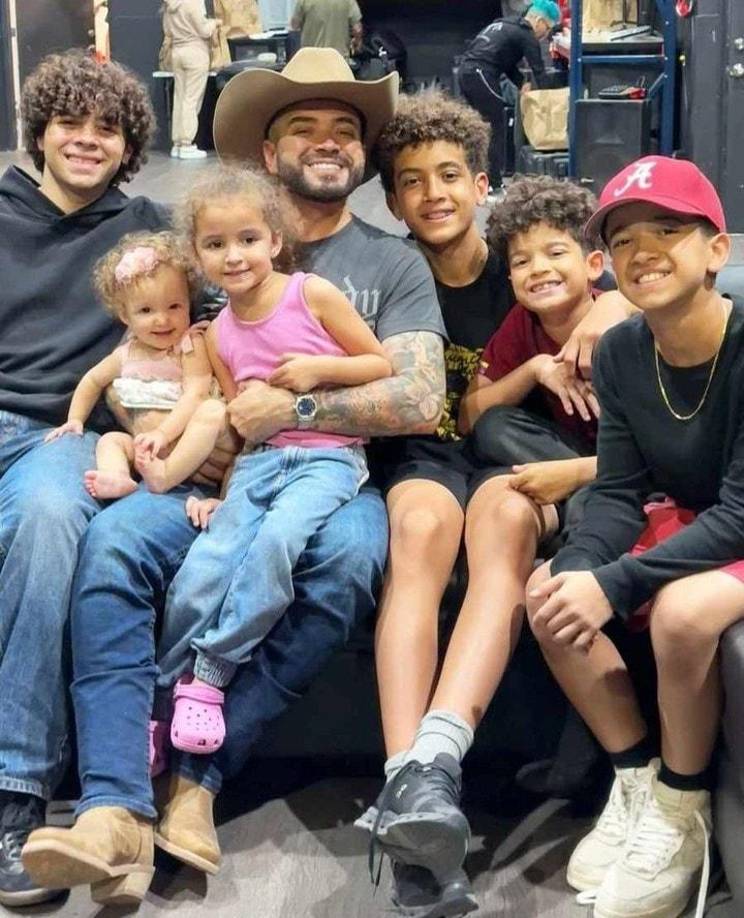 Y, a pesar de tener madres distintas, Nacho aseguró que mantiene una buena relación con todos e incluso en redes sociales se reveló que los hijos de Inger lo acompañaron mientras caminaba al altar.