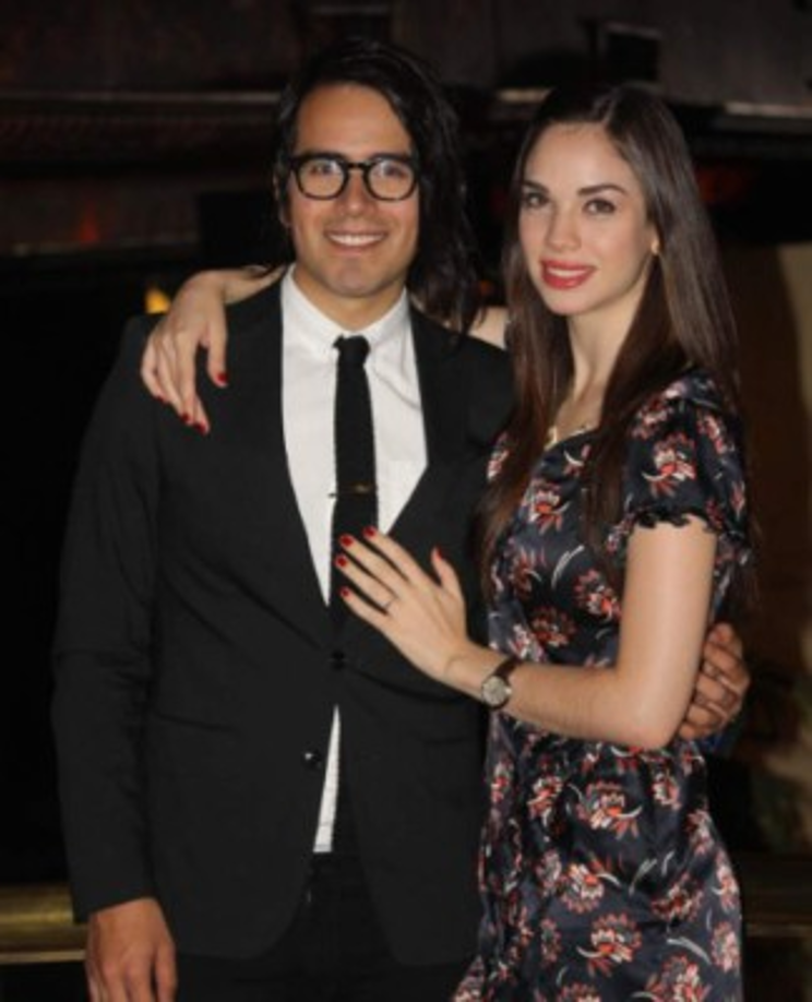 El cantante Jesús Adrián Romero decidió lanzar una canción 'Una Casa Vacía' justo el día de cumpleaños de su esposa Pecos Romero y también para celebrar la buena noticia de su primogénito. Jesús Adrián Romero está feliz con la noticia de que su hijo y nuera se convertirán en padres por primera vez. <br/>