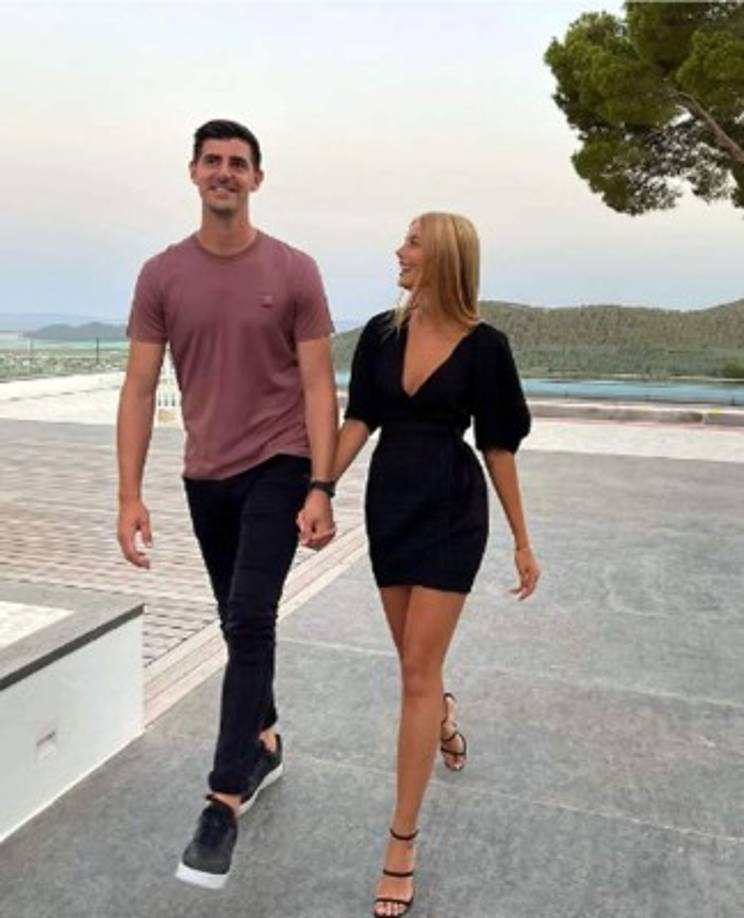 Meses después, tanto el guardameta como la modelo dieron a conocer su relación sentimental compartiendo unas imágenes de ambos juntos en sus redes sociales.