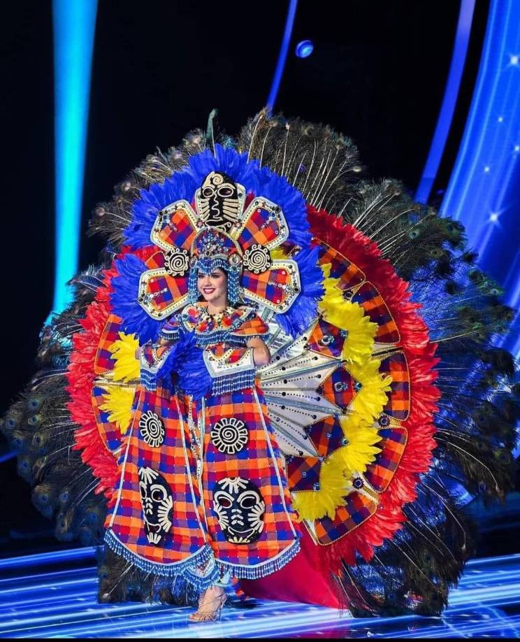 La pieza, nombrada “Artesana Lenca, orgullo catracho”, utiliza 10 yardas de telar lenca en los colores de la Ara Macao (Guacamaya) - rojo, azul y amarillo -, confeccionado en la comunidad de El Cacao, Intibucá, al oeste de Honduras.