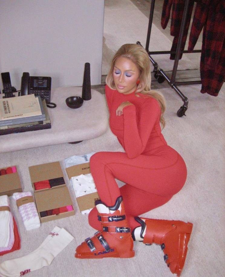 Kim Kardashian, por su parte, escribió: “Mira la forma en que tomo mis fotos de bts... Muy linda, muy consciente, muy recatada... no como las otras chicas”.