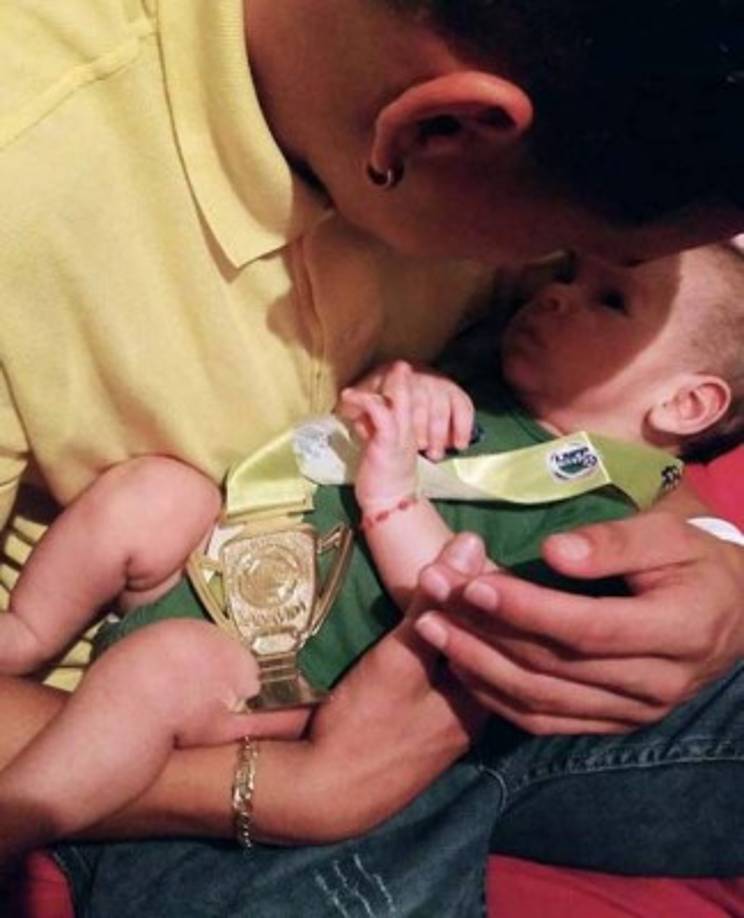 Darvis Argueta: El joven delantero hondureño es padre de un hermoso varón.