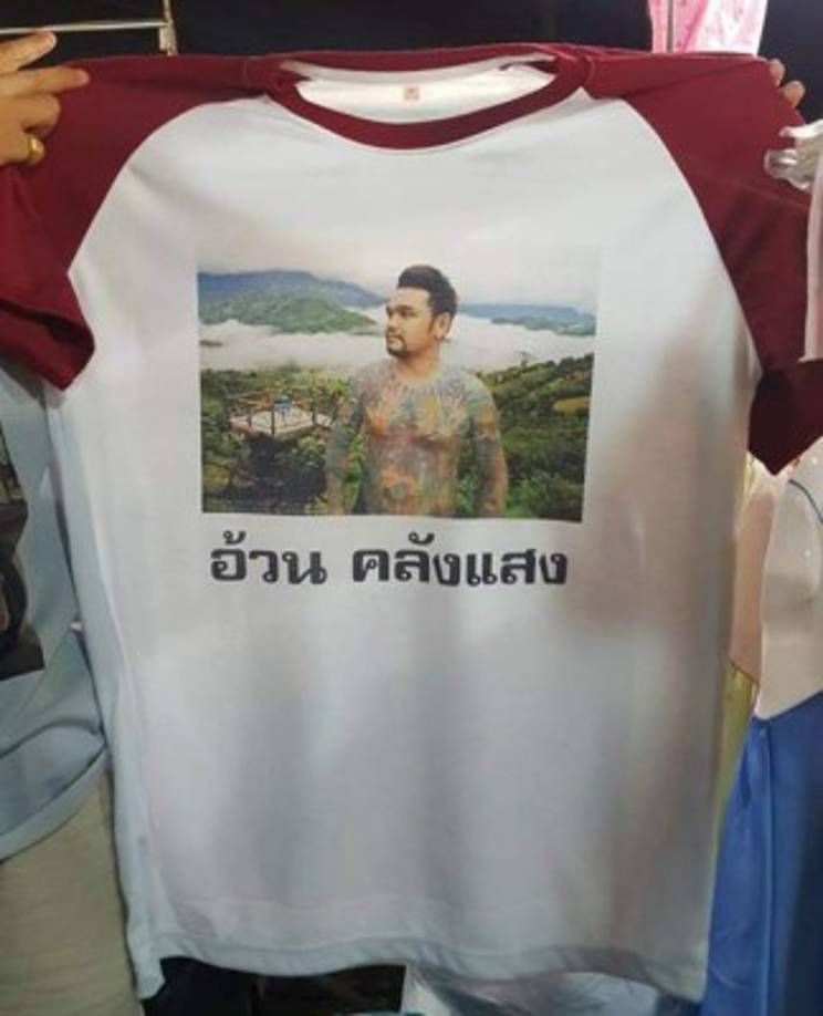 La popularidad de este joven en Tailandia es tanta que hasta camisas con su imagen se venden.