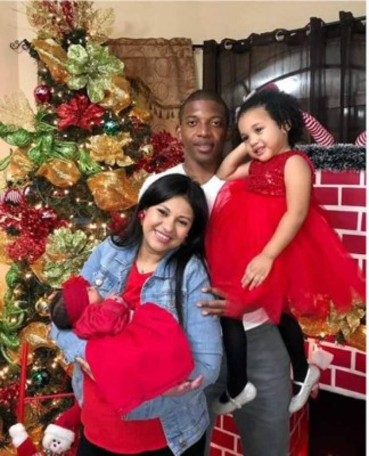 Luis 'Buba' Lopez, portero del Real España, su esposa Karla Trejo e hijos.