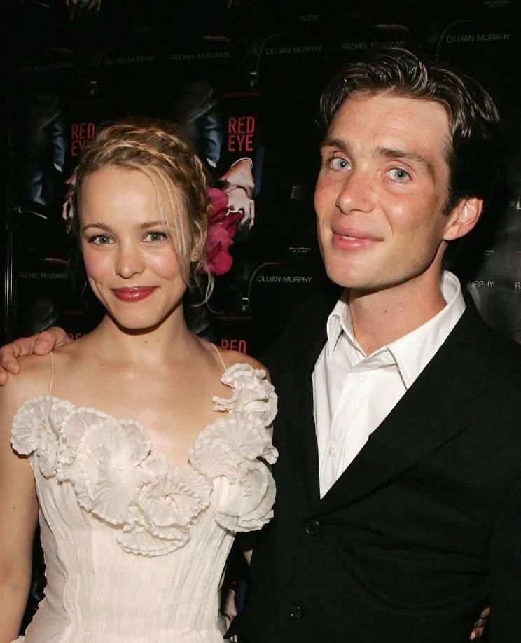 La película con Cillian Murphy que se hizo tendencia en Netflix en 2022 fue Red Eye (o Vuelo Nocturno), tras el estreno de la última temporada de Peaky Blinders, Cillian retomó su popularidad en esta plataforma de streaming. Dirigida por Wes Craven (saga Scream, Nightmare on Elm Street), el film está protagonizado por Murphy y la talentosa Rachel McAdams.