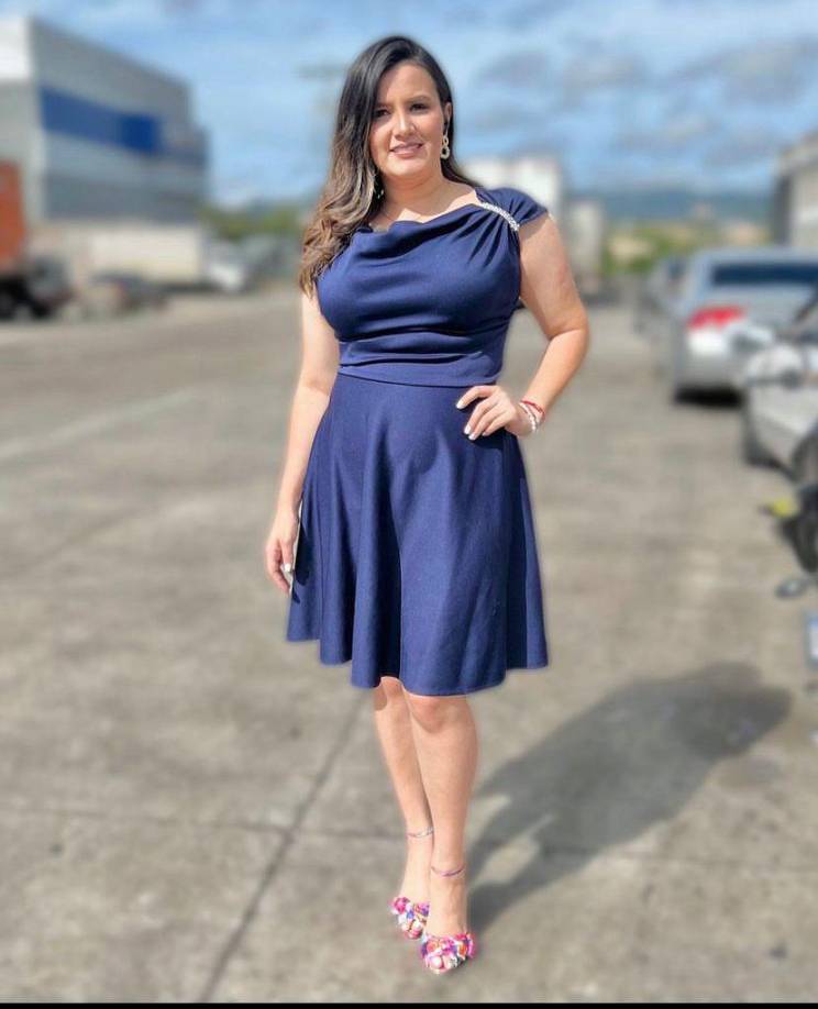 Cesia Mejía de HCH luce un vestido azul marino acompañado por unos zapatos estampados. 