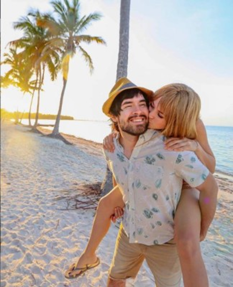 Es pareja de la también youtuber Lenay Olsen con quien ya mantiene varios años de relación.