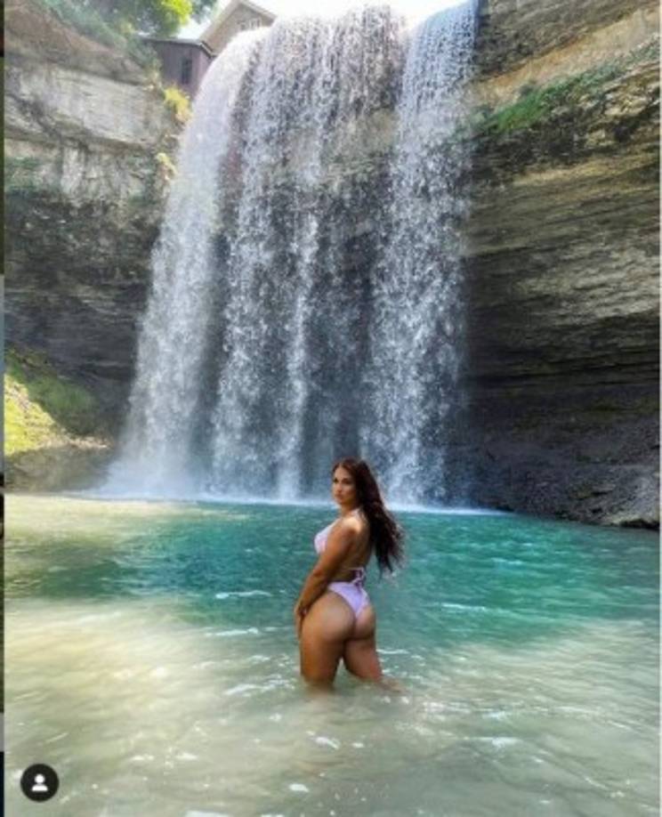 Comenzó jugando al fútbol a la edad de cuatro años. Desde esa edad hasta los dieciséis practicó con varones, tanto en fútbol como en fútbol de salón. Su formación futbolística la recibió en el North York Hearts Azzurri y en la Master’s Futbol Academy, en Ontario.<br/><br/>De niña solía jugar como enganche, pero al crecer fue retrocediendo a las posiciones de volante mixto y contención por su complexión física.<br/><br/>A los diecisiete años se marcharía a los Estados Unidos donde comenzaría a jugar fútbol universitario.
