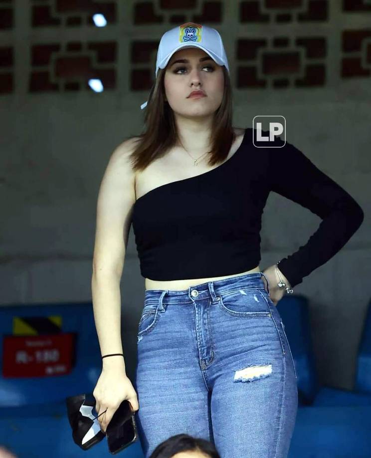 La hermosa chica que robó miradas en el estadio Morazán.