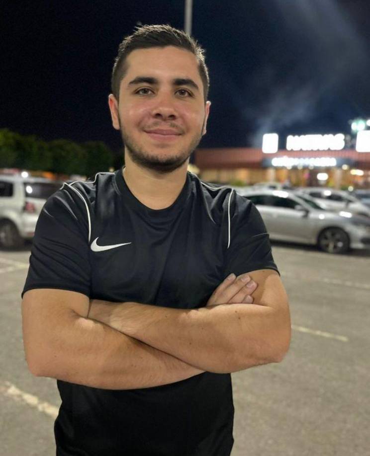 Alrededor de las 11 de la mañana, los vecinos reportaron el incendio a los bomberos, pero el fuego avanzó rápidamente, lo que llevó a la familia a arrojarse al vacío para escapar de las llamas.