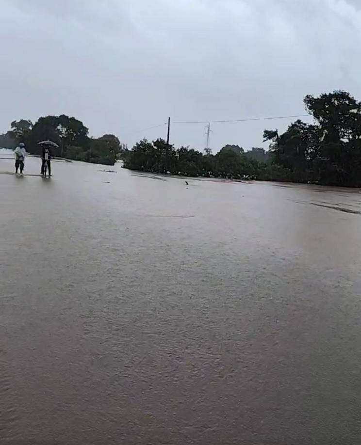 Pobladores han llegado hasta la carretera para observar el río desbordado que impide la circulación de vehículos.