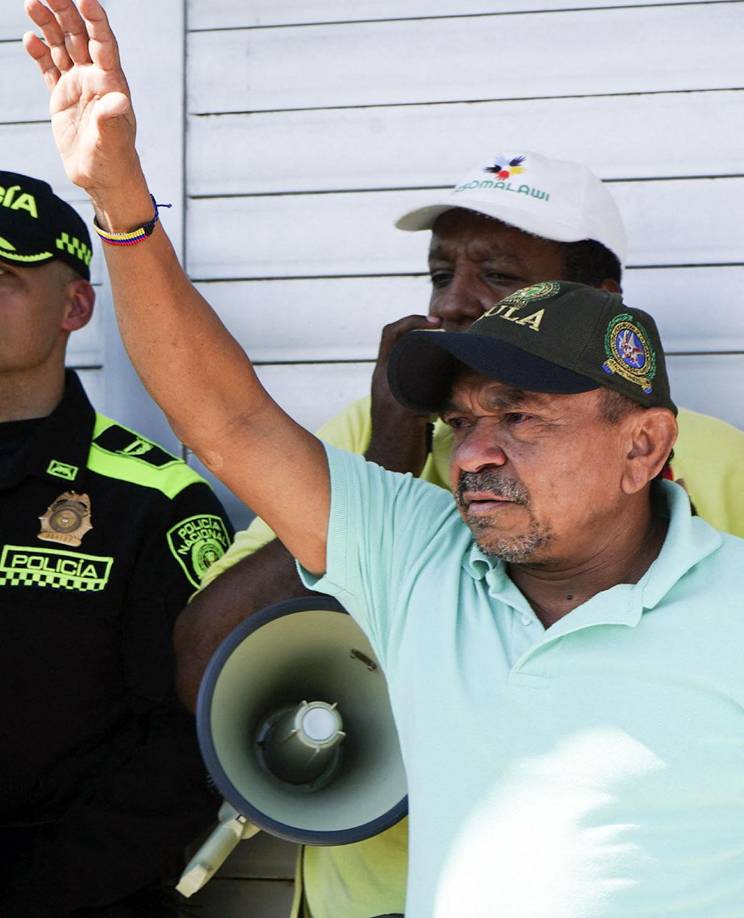 Unos veinte minutos después, “Mane” Díaz salió a la puerta de su residencia para agradecer el apoyo recibido por él y por su familia desde el pasado 28 de octubre, día en que fue secuestrado cuando se movilizaba en su vehículo por Barrancas junto con su esposa, Cilenis Marulanda, dejada en libertad ese mismo día por los captores. 