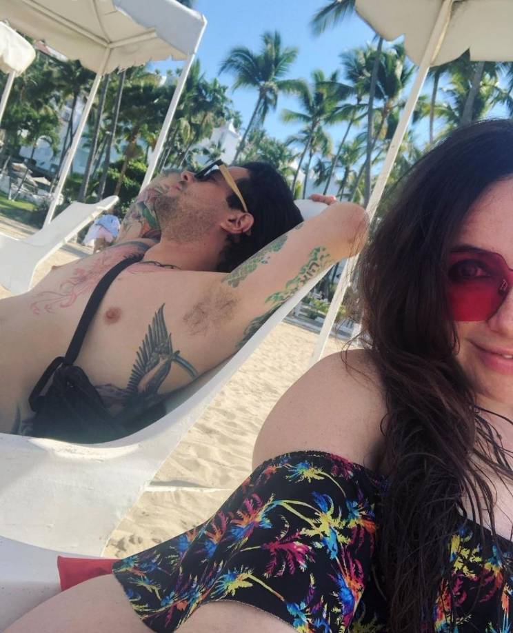 María, de aproximadamente 39 años, era madre de dos niños y se describía como modelo en sus perfiles en redes sociales.