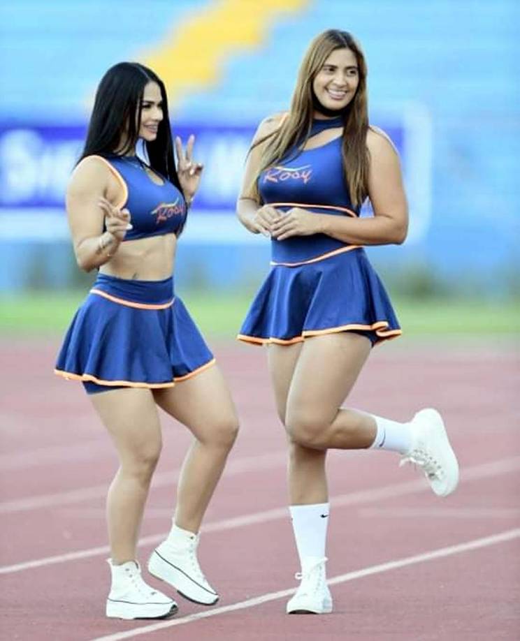Las sexys edecanes Dixly Sorel y Geraldina Muñoz cautivaron en el estadio Olímpico.