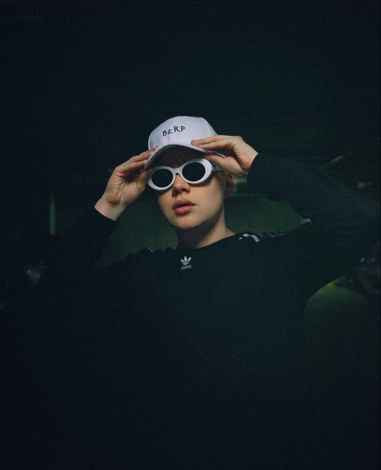 Las colaboraciones que han sellado la fama internacional del productor argentino se encuentra Residente, Shakira, Rauw Alejandro y Skrillex.