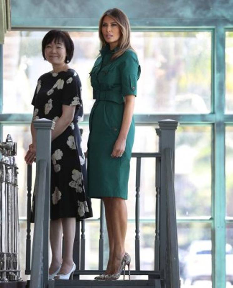La primera dama estadounidense lució un vestido camisero de manga corta y color verde, y la esposa del primer ministro nipón un vestido estampado de flores cremas sobre fondo negro.