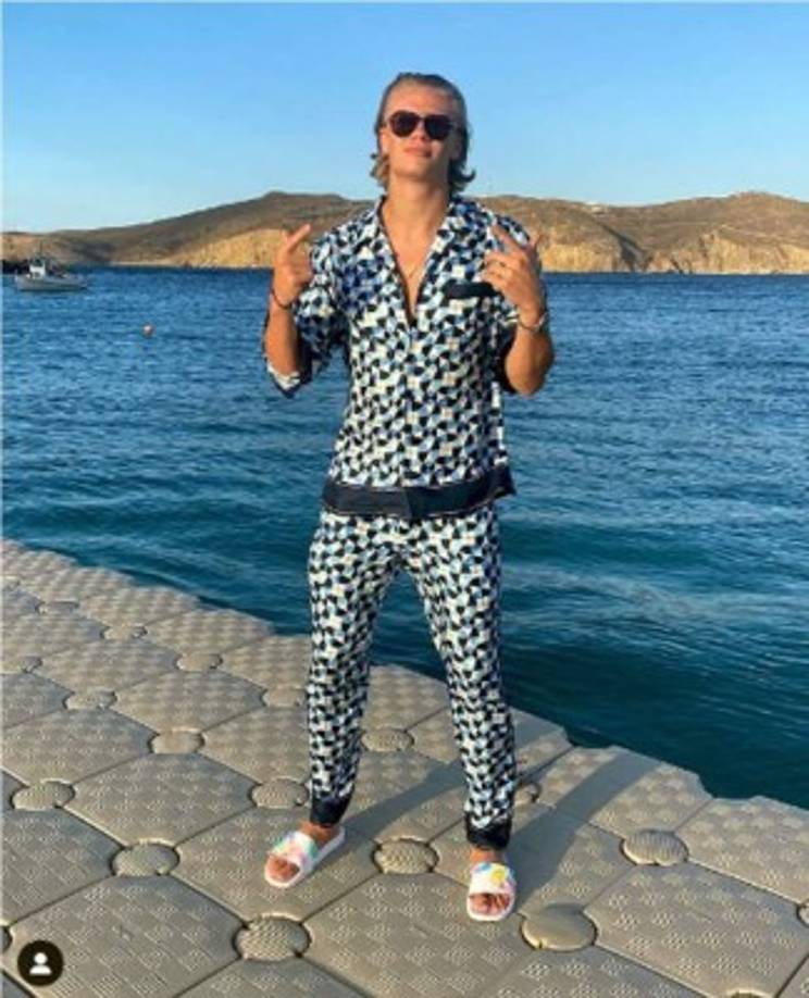 El citado medio griego informa que los gastos de Erling Haaland fueron de hasta los 500.000 euros por la increíble cantidad de comida que ordenó, sumada a las cuatro botellas de champán Cristal Vintage de Louis Roederer con las que brindó durante los últimos días.