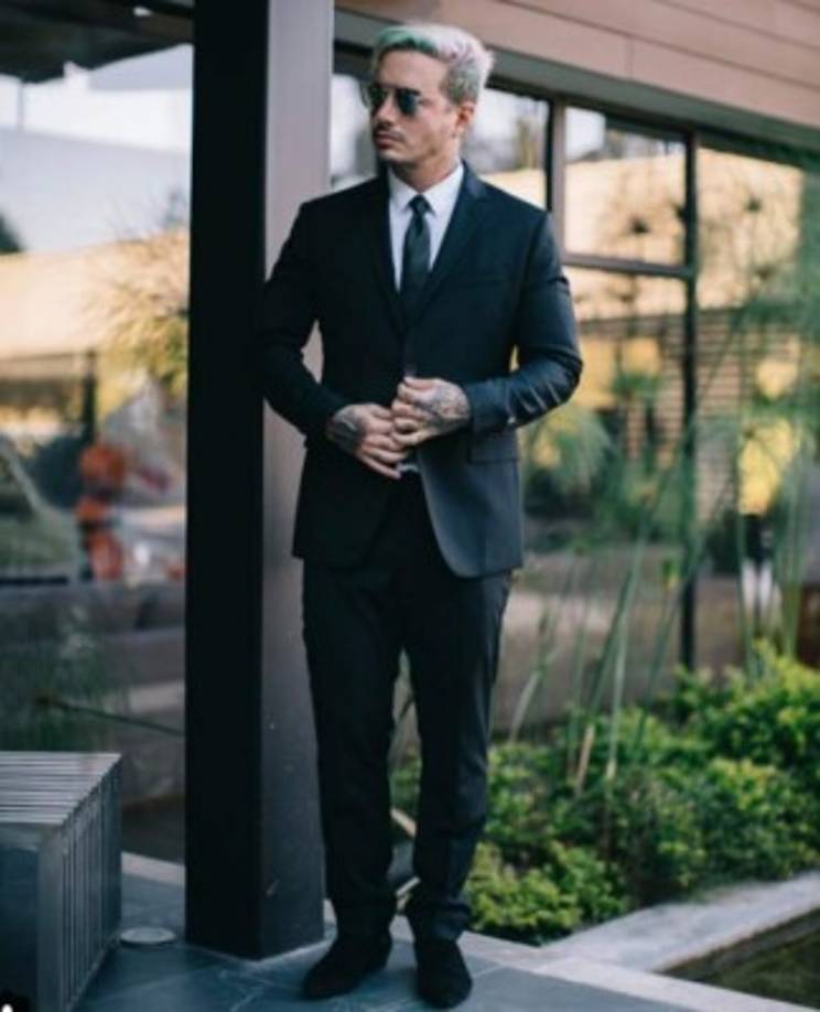El cantante colombiano J Balvin se vistió con un traje que lo hizo ver muy elegante en la ceremonia de su colega.