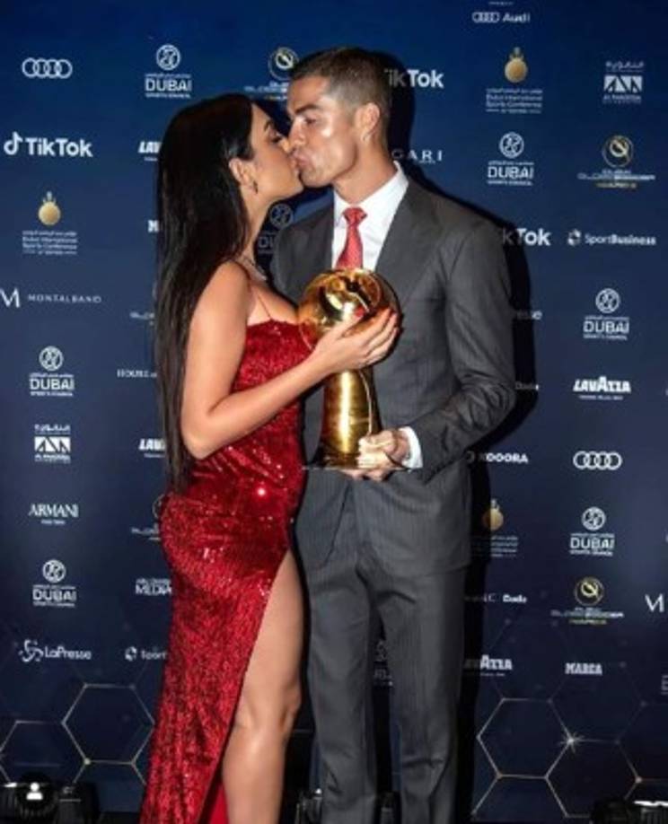 El apasionado beso que le dio Georgina Rodríguez a Cristiano Ronaldo para felicitarlo por su premio.