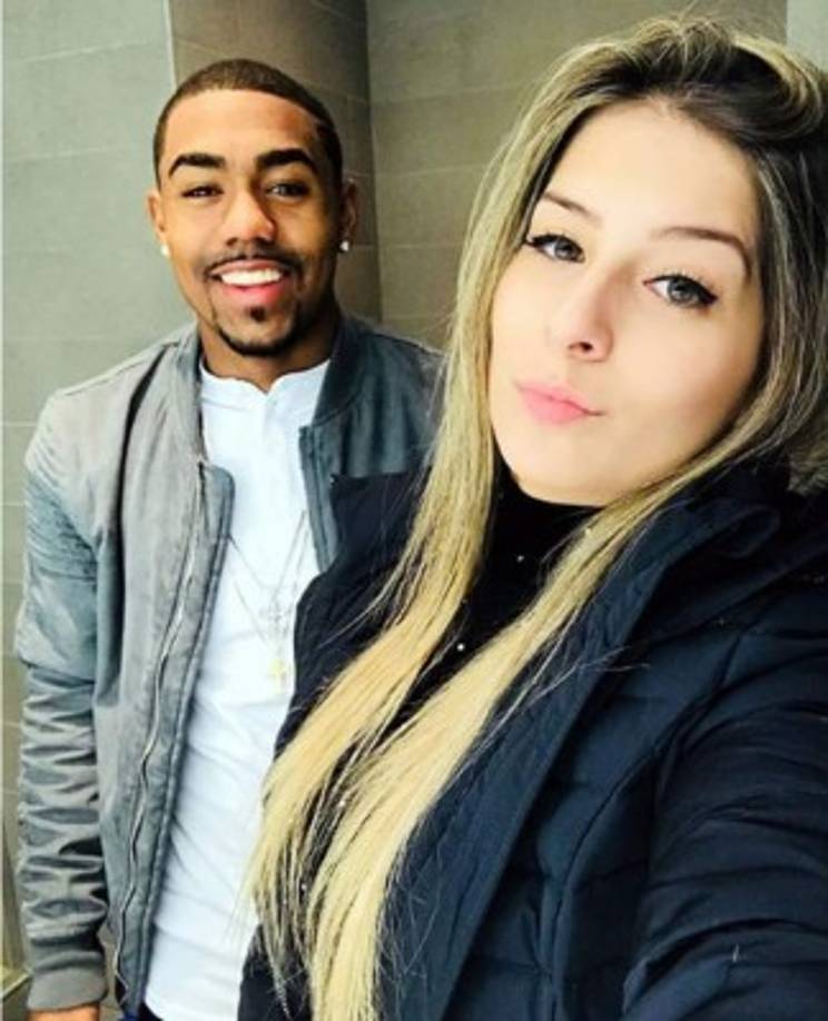 Leticia Pereira - Es la novia del barcelonista Malcom. Comenzaron su relación en 2016, justo cuando el futbolista brasileño había comenzado su carrera en Europa bajo las filas del Burdeos y después de dejar Corinthians tras dos temporadas. La pareja ha vivido en Francia el ascenso del fútbol del extremo y ahora han hecho lo propio en Barcelona, donde se han dejado ver en alguna ocasión conociendo la ciudad.