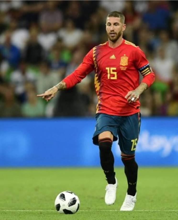Sergio Ramos comandará la zona baja de España. Es el capitán de la Roja. Foto AFP