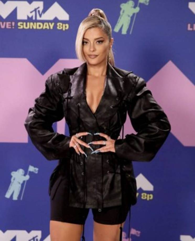 La cantante estadounidense Bebe Rexha lució muy sexy en este atuendo. <br/>