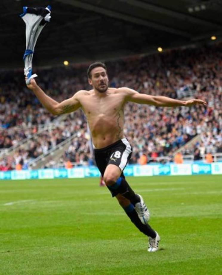 El argentino Jonás Gutiérrez tuvo está enfermedad y se recuperó. Volvió a jugar por el Newcastle de la Premier League y salvó la categoría del club, hoy juega en el Deportivo La Coruña.