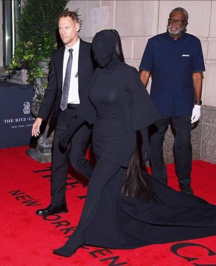 Kardashian apareció en un vestido negro de pies a cabeza, que incluso le cubre la cara.