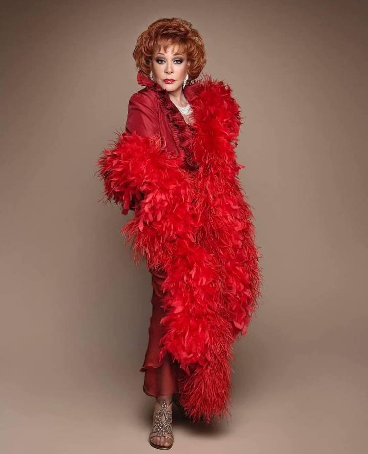  Durante una misa se bendijeron las cenizas, que ahora reposan en una hermosa urna con forma de corazón, simbolizando la eternidad y la esencia de la actriz. 