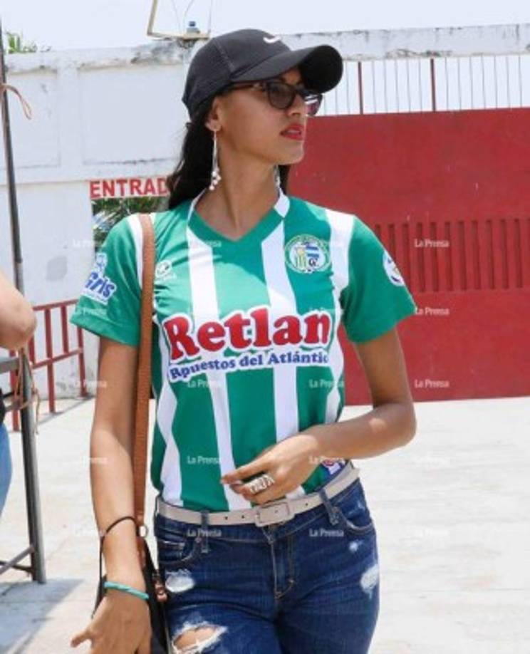 Esta aficionada llegó con la camiseta del Juticalpa FC y cautivó a varios aficonados que estaban en el estadio Humberto Micheletti.