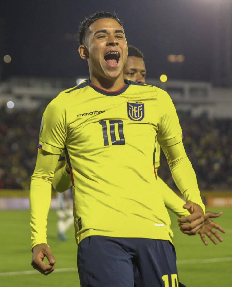 El Chelsea estaría confirmando en los próximos días de manera oficial la vinculación del centrocampista ecuatoriano Kendry Páez. El acuerdo, con Independiente del Valle, superaría los USD 22 millones. Páez, que el jueves 4 de mayo cumplirá 16 años, se podrá unir a su nuevo equipo en 2025, una vez que cumpla la mayoría de edad.