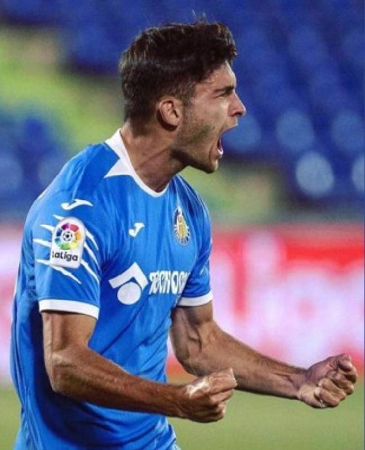 El Real Madrid estaría muy cerca de fichar a Hugo Duro, un delantero español que milita en el Getafe. El futbolistas ha sido un pedido de Raúl González para el Real Madrid Castilla, filial del equipo blanco. El canterano azulón se macharía al conjunto merengue cedido con opción de compra y en Valdebebas podría incluso tener cierto protagonismo en los entrenamientos de pretemporada a las ordenes de Zidane.