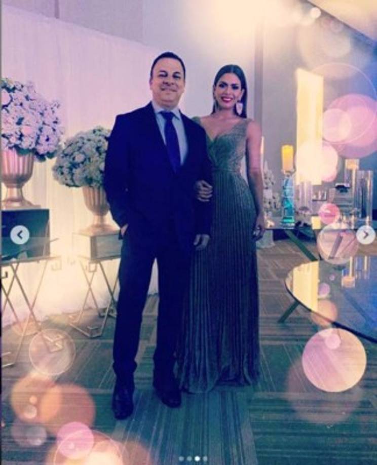 Loren llegó a la boda acompañada de su esposo.