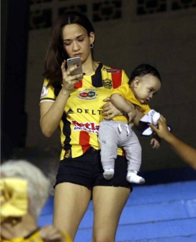 July Carranza es la bella esposa del jugador del Real España, Odis Borjas. No se perdió el partido contra la UPN.