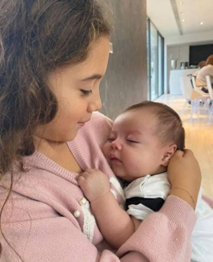 En la imagen publicada este 20 de diciembre Samuel aparece en brazos de Salome.<br/>'Los hijos son un regalo del señor. Los amo con toda mi alma', escribió el jugador en su cuenta de Instagram.<br/>