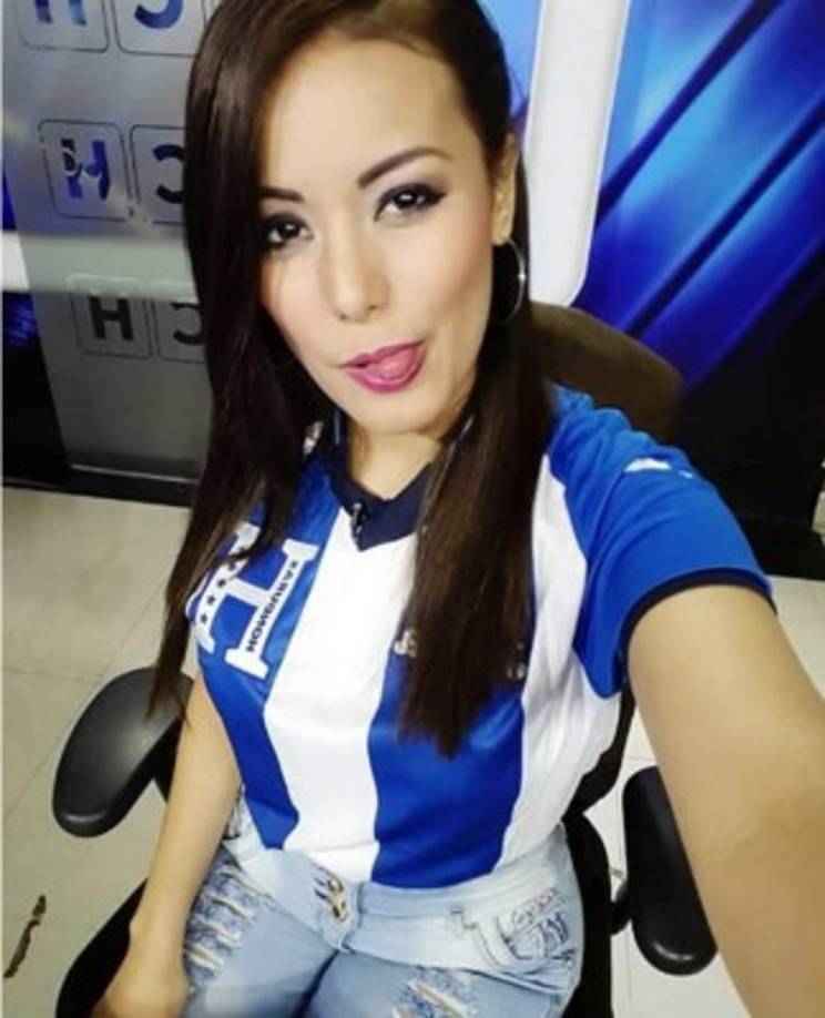 La periodista Elsa Oseguera mostrando su apoyo a la Bicolor.