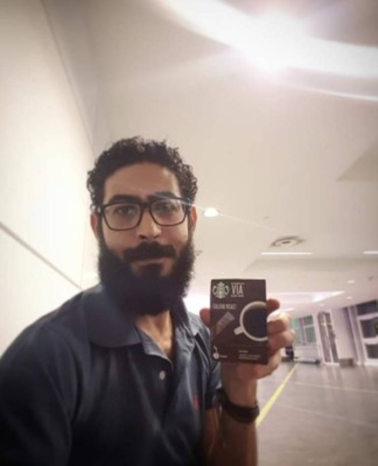 Llegó a Malasia en el 2017, pero su permiso de estadía se venció. Intentó viajar a Camboya, pero se lo impidieron y luego sucedió lo mismo cuando quizo ir hacia ecuador y hace más de 139 días permanece refugiado en el aeropuerto. 'Me niego a ser la máquina de destrucción para mis propios hermanos', explica Hassan para Diario La Prensa.