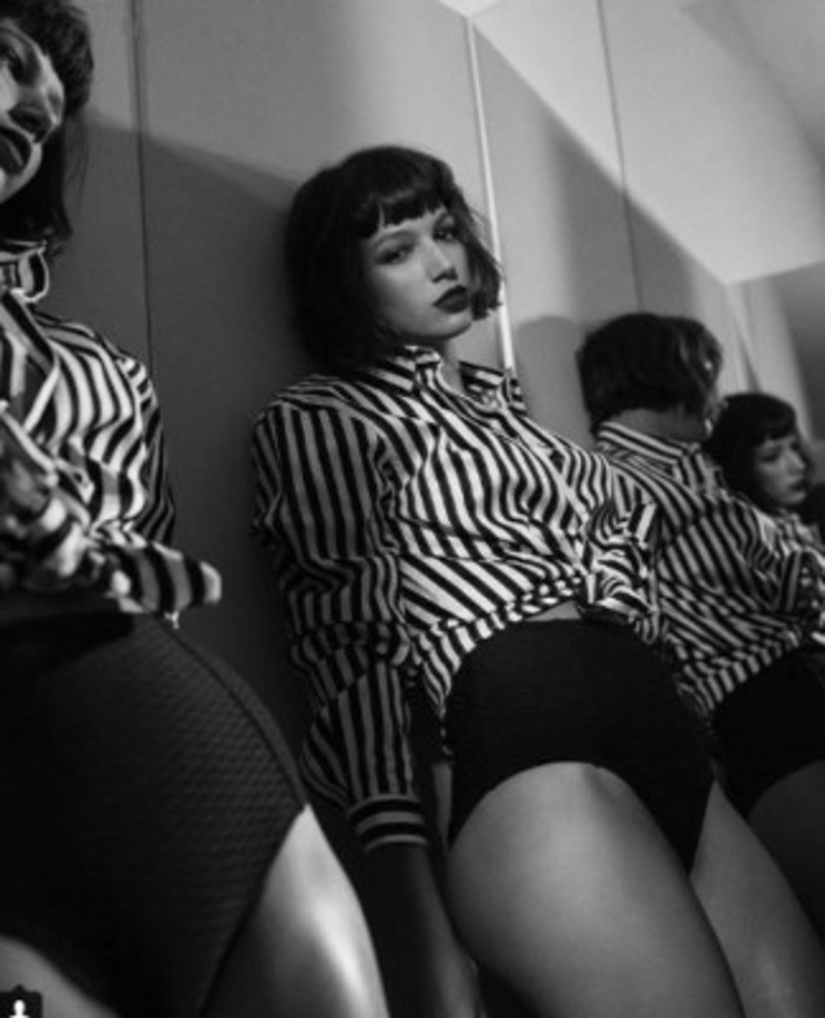 ‘Tokio’ es una superviviente que perder al amor de su vida en un atraco. Después se convierte en ladrona y asesina.