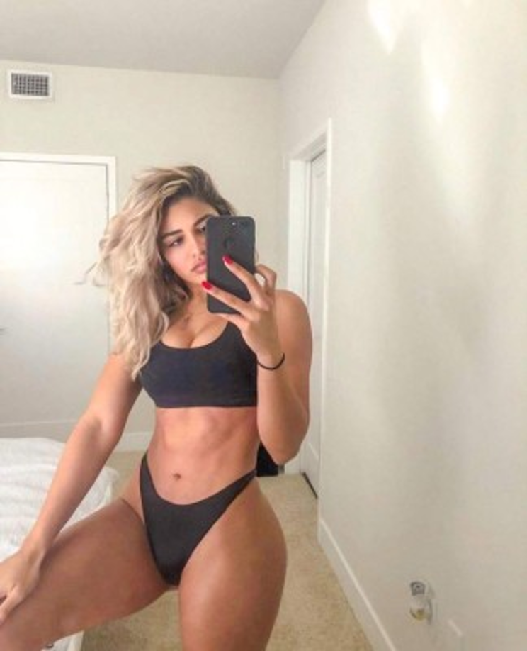 Su pasión por el mundo fitness la llevó a darle el título en los medios de comunicación como la 'Kim Kardashian hondureña'.