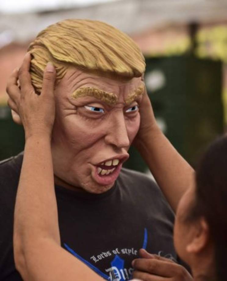 Una mujer prepara la máscara y el traje de Trump para le Día de Brujas en México y Estados Unidos.