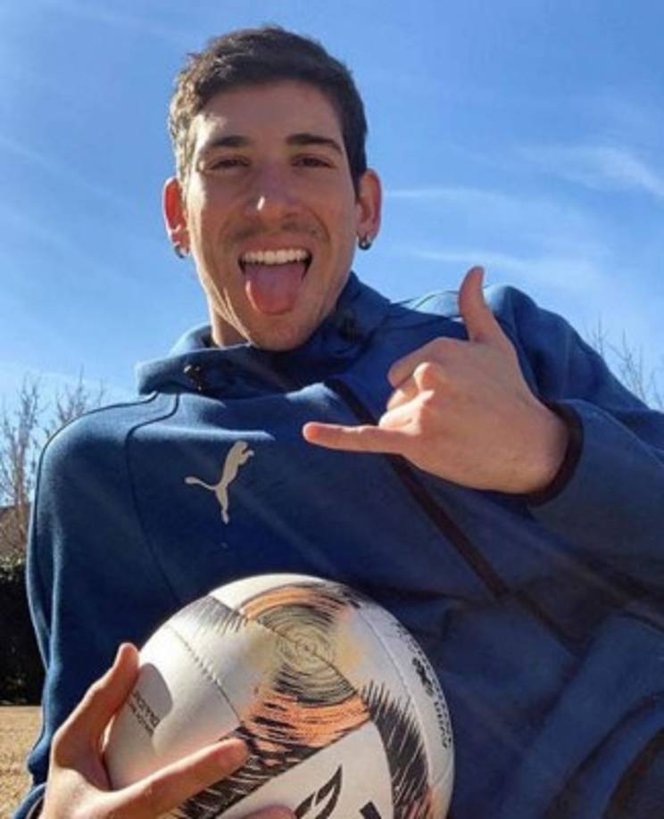 Durante su juventud, el joven de 24 años de edad fue convocado por las selecciones nacionales sub-15 y sub-17 de Argentina.