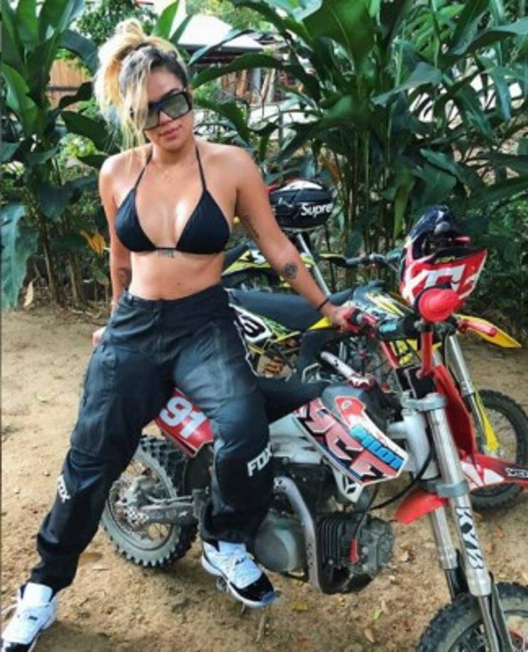 La cantante dijo que no lee el contenido que recibe en Instagram. 'Prefiero leer los comentarios que me dejan en YouTube, últimamente me he alejado mucho de los comentarios de Instagram, siempre hay algo que te van a criticar, por eso prefiero no leerlos. Trato de no verlos para no ponerles atención'.